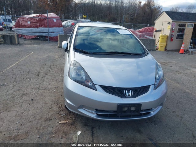 2013 HONDA FIT VIN: JHMGE8H31DC082241