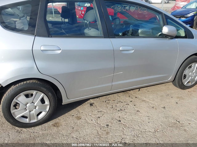 2013 HONDA FIT VIN: JHMGE8H31DC082241