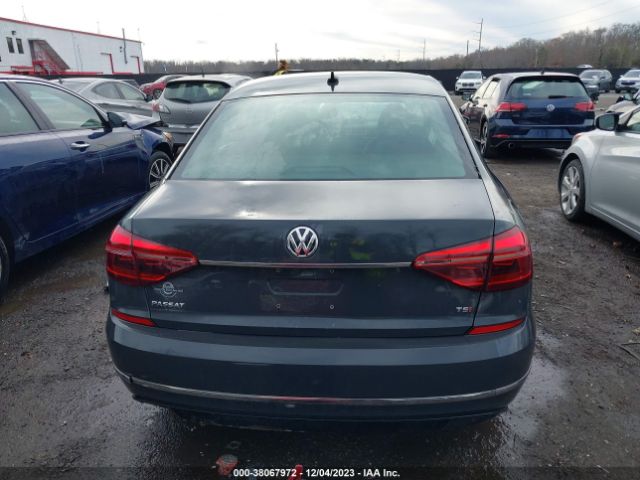 1VWDT7A34HC058694 Volkswagen Passat 1.8t R-line