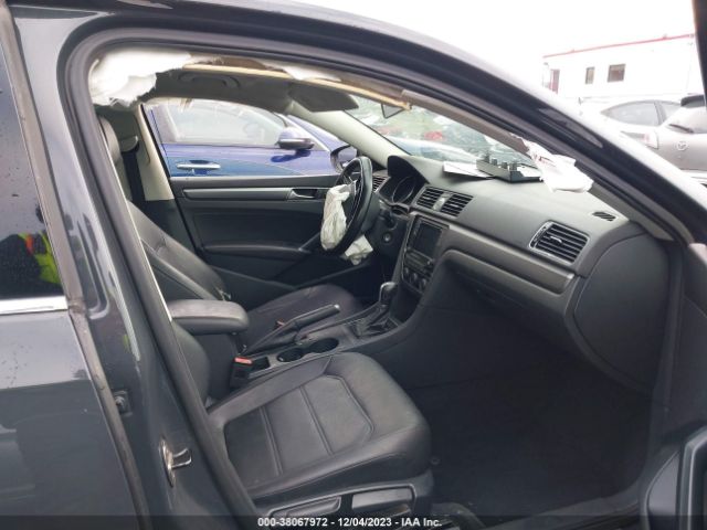 1VWDT7A34HC058694 Volkswagen Passat 1.8t R-line