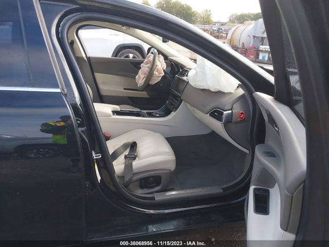 2018 JAGUAR XE SAJAK4GX0JCP37788 Photo 4