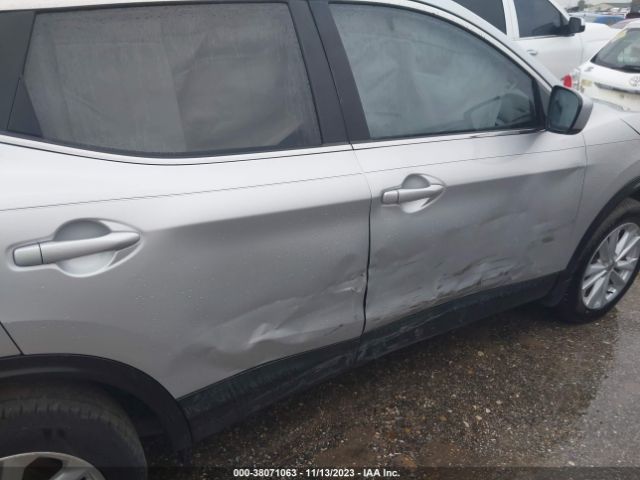 JN1BJ1CP8JW160164 Nissan Rogue Sport S
