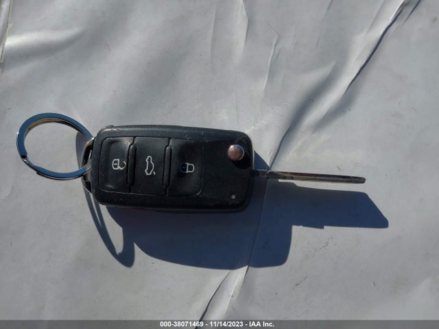 2013 VOLKSWAGEN PASSAT 2.5L S VIN: 1VWAP7A3XDC032232