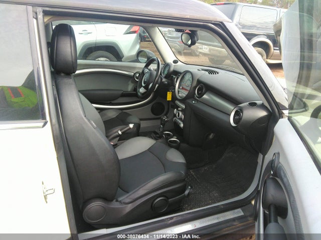 2008 MINI COOPER S CLUBMAN WMWMM33508TP87666 Photo 4