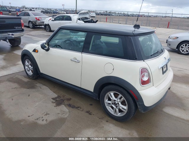 2012 MINI COOPER WMWSU3C55CT262800 Photo 2