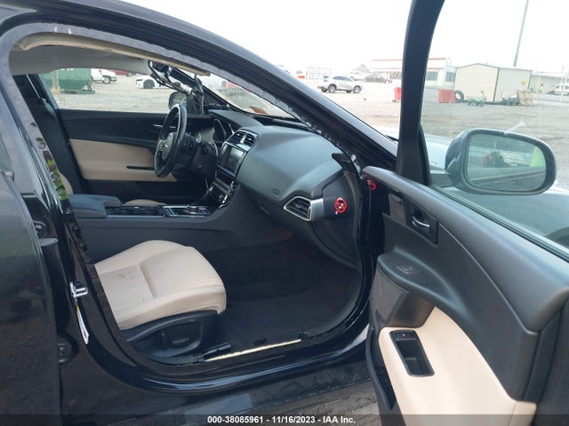 2017 JAGUAR XE SAJAD4BV9HA957680 Photo 4