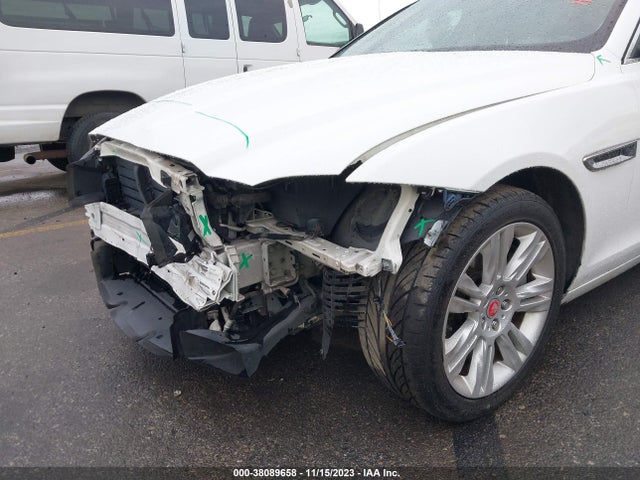 2017 JAGUAR XF SAJBD4BV7HCY44402 Photo 5