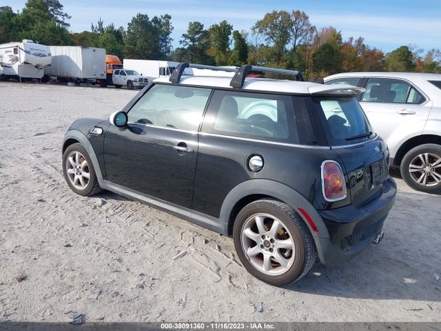 2010 MINI COOPER HARDTOP WMWMF7C53ATZ34635 Photo 2