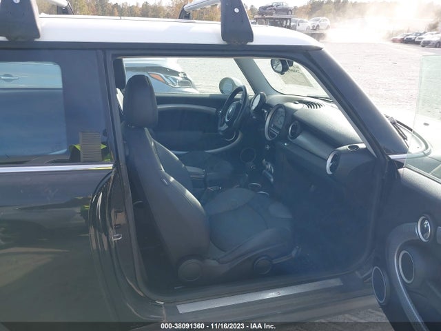 2010 MINI COOPER HARDTOP WMWMF7C53ATZ34635 Photo 4