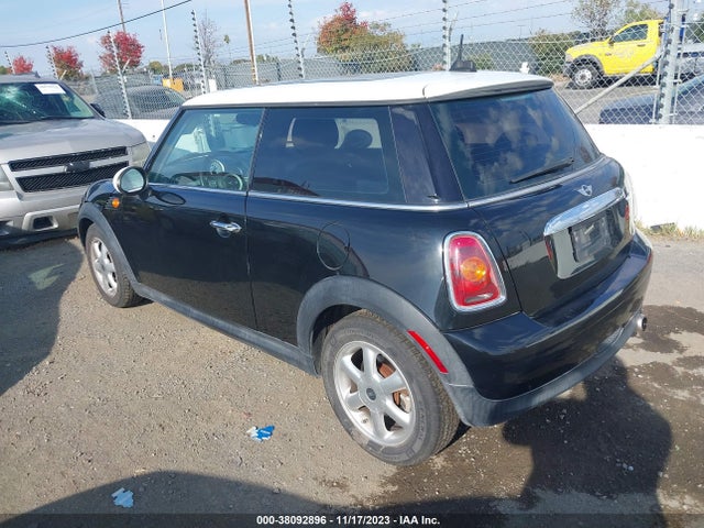 2010 MINI COOPER WMWMF3C59ATZ24863 Photo 2
