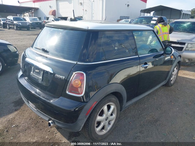 2010 MINI COOPER WMWMF3C59ATZ24863 Photo 3