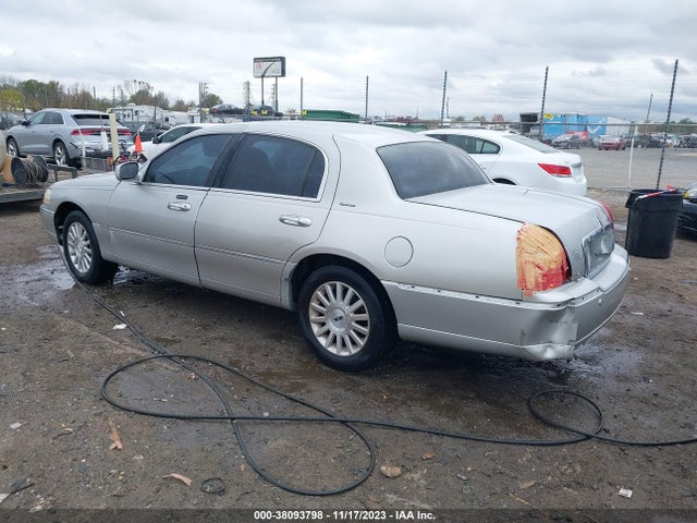 2004 LINCOLN TOWN CAR SIGNATURE VIN: 1LNHM81W94Y655592
