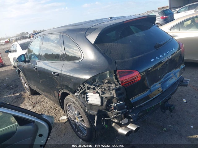 2017 PORSCHE CAYENNE WP1AB2A26HLA50145 Photo 2