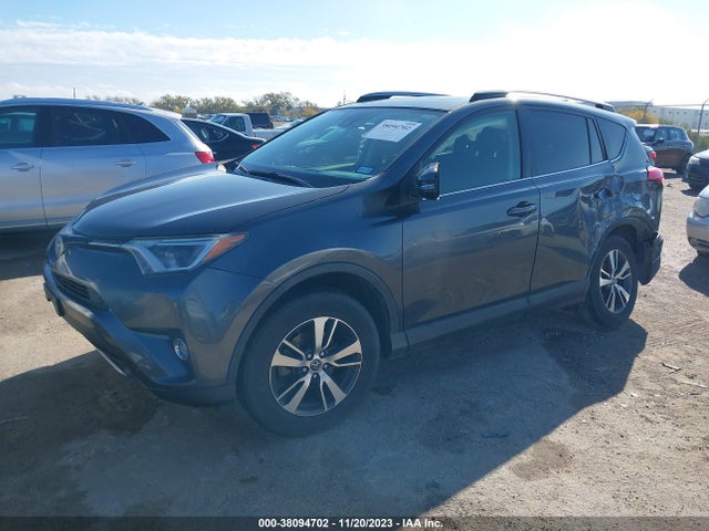 Toyota Rav4 Xle 2017 JTMWFREV9HD102466 Image 2