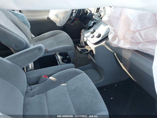 2018 TOYOTA SIENNA LE 8 PASSENGER VIN: 5TDKZ3DC6JS941939