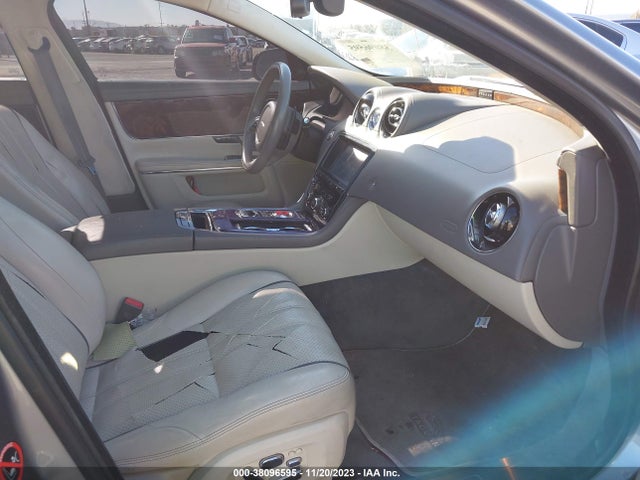 2011 JAGUAR XJ SAJWA2GB0BLV09714 Photo 4