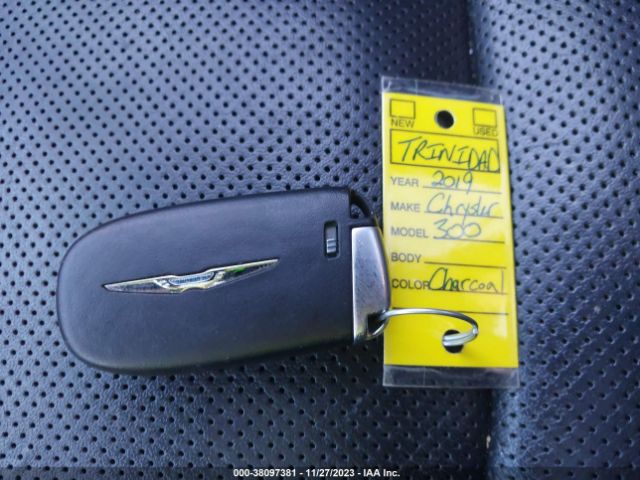 2C3CCAKG3KH566399 Chrysler 300 Limited Awd