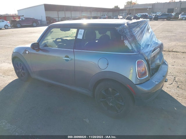 2010 MINI COOPER WMWMF3C58ATZ22084 Photo 2