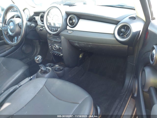 2011 MINI COOPER CLUBMAN WMWZF3C55BT188432 Photo 4
