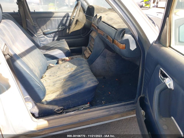 1983 MERCEDES-BENZ 300 DT VIN: WDBAB33A4DB031362