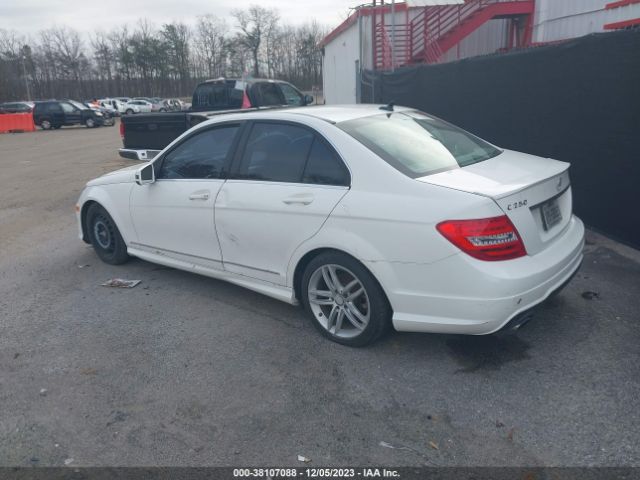 2013 MERCEDES-BENZ C-CLASS WDDGF4HB3DA873953 Photo 2