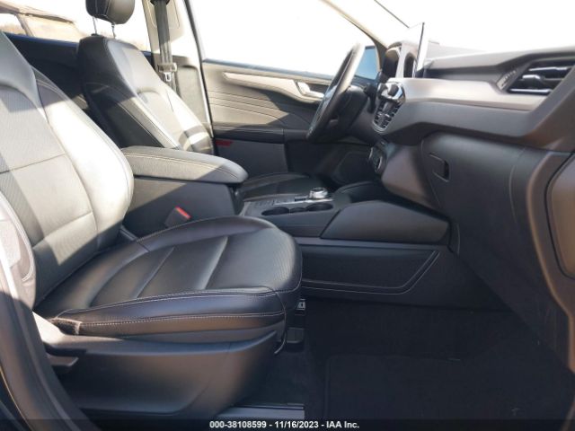 1FMCU0H63NUA18109 Ford ESCAPE SEL