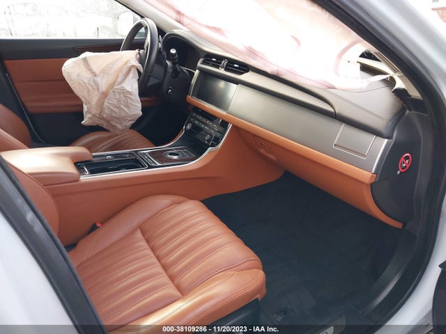 2018 JAGUAR XF SAJBN4EV8JCY54693 Photo 4