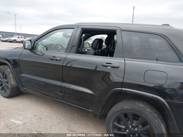 38110004 :رقم المزاد ، 1C4RJFAGXJC286667 vin ، 2018 Jeep Grand Cherokee Altitude 4x4 مزاد بيع