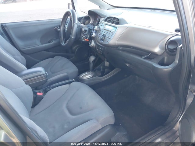 2011 HONDA FIT VIN: JHMGE8H33BC025584