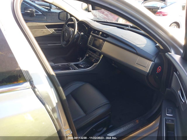 2017 JAGUAR XF SAJBJ4BN5HCY42964 Photo 4