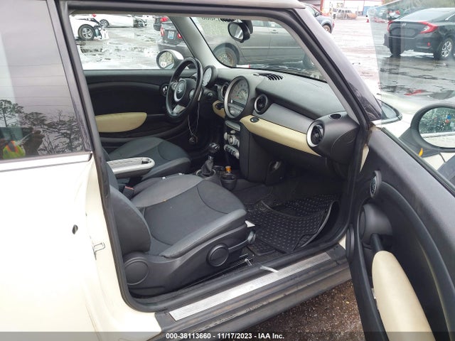 2009 MINI COOPER WMWMF33539TW71860 Photo 4