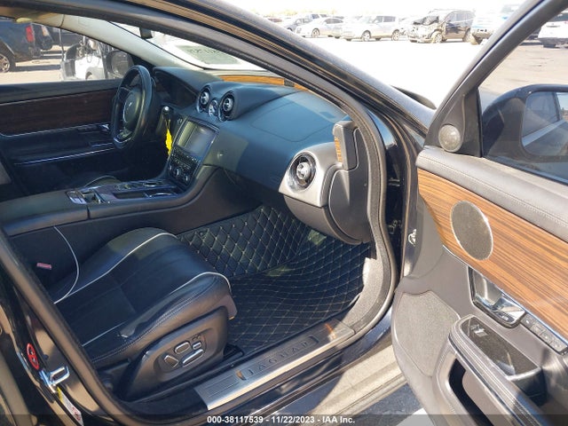 2011 JAGUAR XJ SAJWA2GB9BLV14832 Photo 4