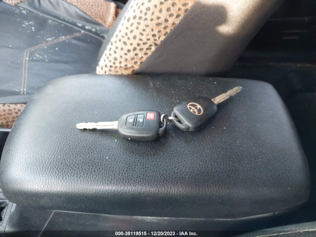 2015 TOYOTA RAV4 XLE VIN: 2T3RFREV8FW243817