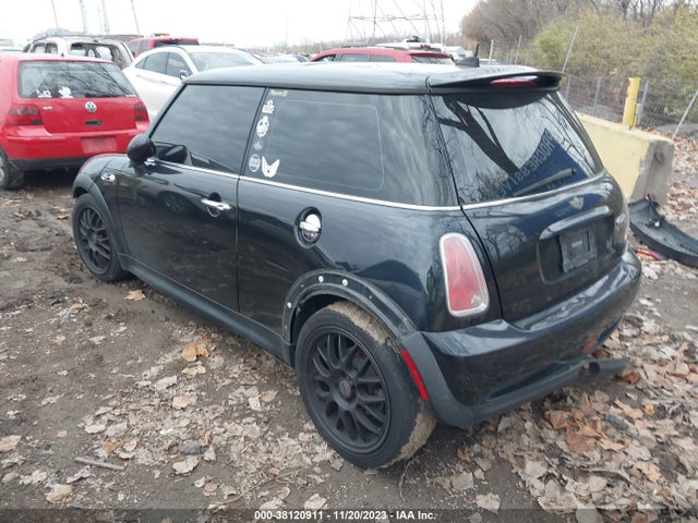 2006 MINI COOPER S WMWRE33566TL17089 Photo 2