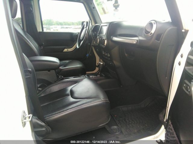 1C4BJWEG9HL569177 Jeep Wrangler Unlimited Sahara