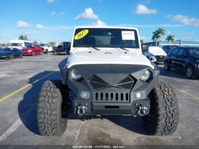 1C4BJWEG9HL569177 Jeep Wrangler Unlimited Sahara