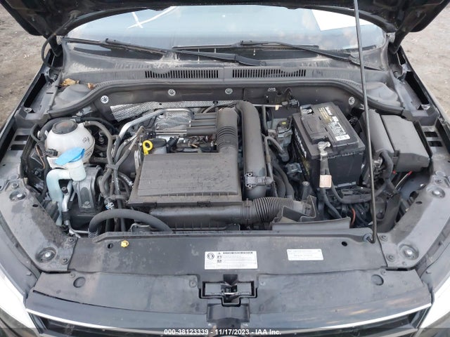 3VWDB7AJ5JM229720 Volkswagen Jetta 1.4t Se/1.4t Wolfsburg Edition