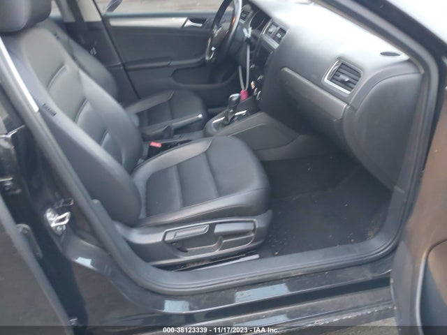 3VWDB7AJ5JM229720 Volkswagen Jetta 1.4t Se/1.4t Wolfsburg Edition