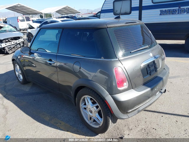 2006 MINI COOPER WMWRC33586TJ74295 Photo 2