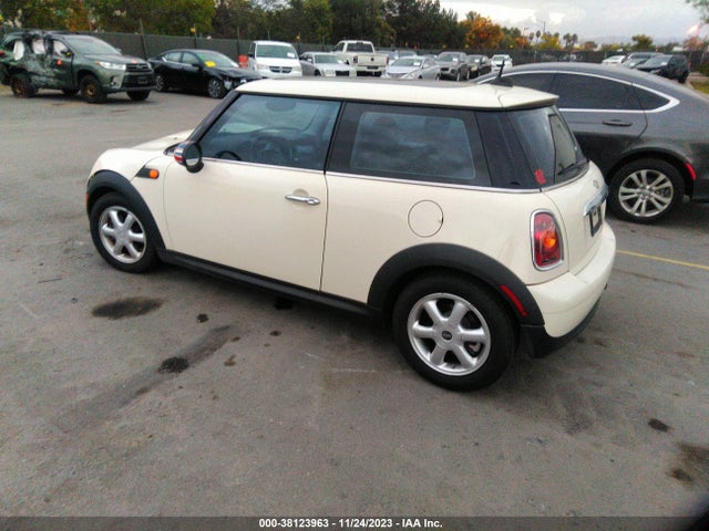 2008 MINI COOPER WMWMF33548TT68083 Photo 2