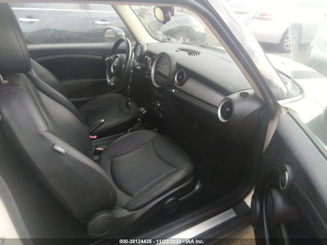 2013 MINI CLUBMAN WMWZF3C52DT490604 Photo 4