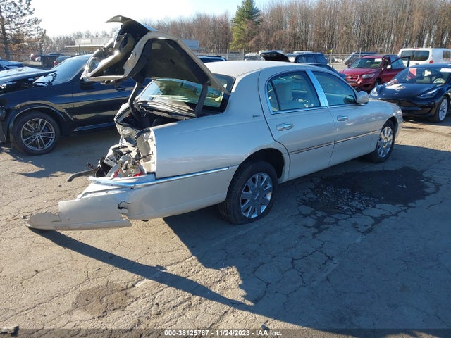 2007 LINCOLN TOWN CAR DESIGNER SERIES VIN: 1LNHM83V17Y631408