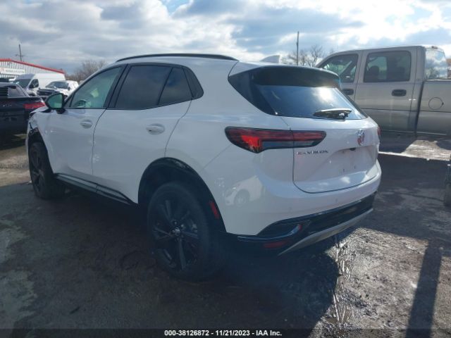 2022 BUICK ENVISION LRBFZNR40ND031489 Photo 2