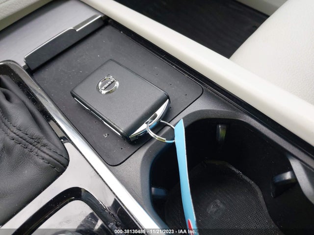2022 VOLVO XC90 T5 MOMENTUM 7 PASSENGER VIN: YV4102PK9N1777993