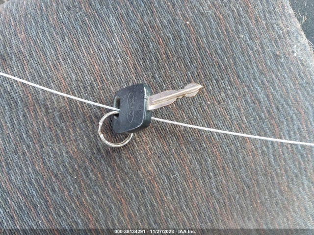 2000 FORD FOCUS LX VIN: 1FAFP33P9YW195790