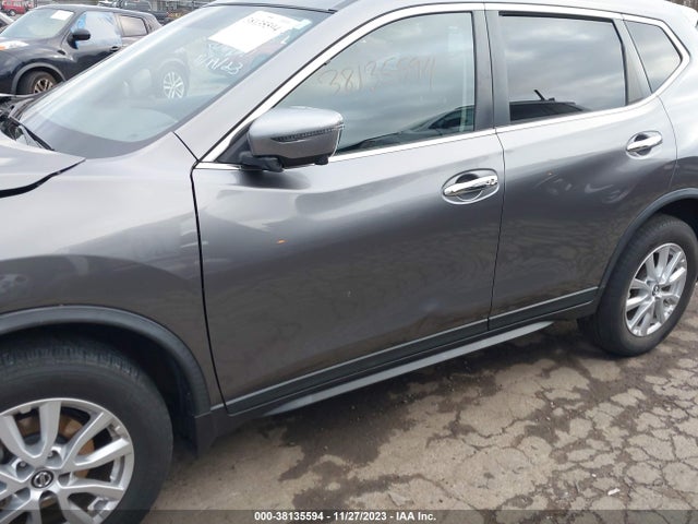 2018 NISSAN ROGUE SV VIN: KNMAT2MV5JP611728