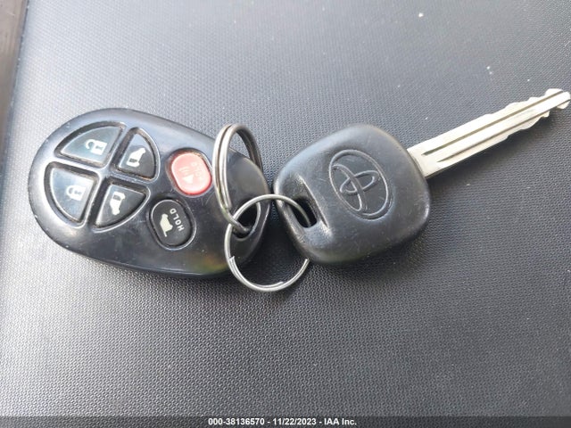 2011 TOYOTA SIENNA XLE V6 VIN: 5TDYK3DC5BS044899