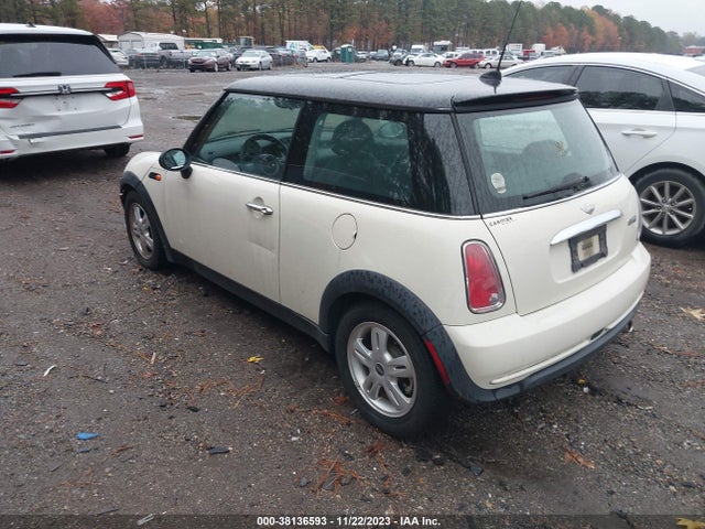 2006 MINI COOPER WMWRC33556TK17099 Photo 2