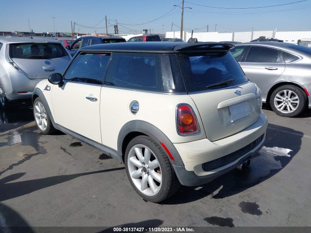 2008 MINI COOPER S WMWMF73528TV39212 Photo 2
