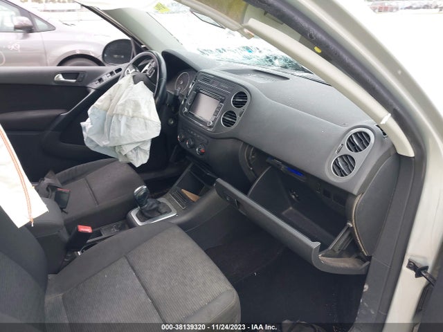 WVGAV7AXXFW610578 Volkswagen TIGUAN S